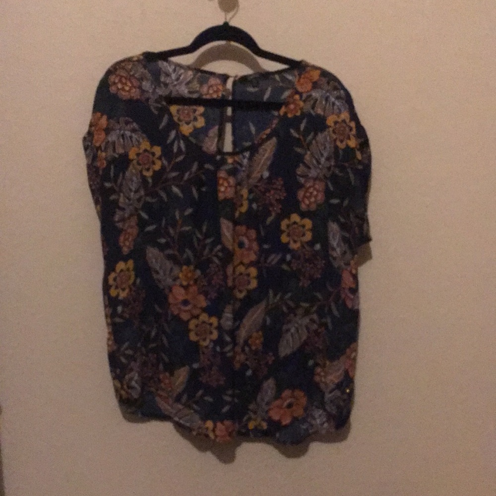 🤑Pretty navy blue floral blouse